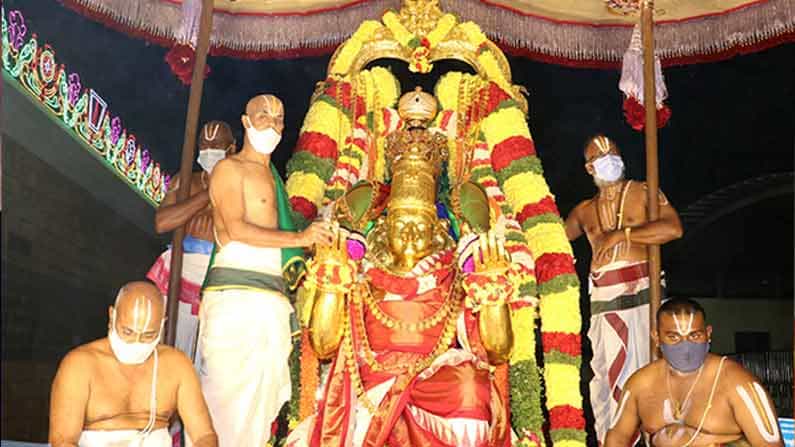 గరుడ పంచమి సందర్భంగా రాత్రి 7 నుంచి 9 గంటల నడుమ తిరుమలలో వైభవంగా వాహనసేవ జరిగింది. శ్రీ మలయప్పస్వామివారు తనకు ఇష్టవాహనమైన గరుడునిపై తిరుమాడ వీధులలో ఊరేగి భక్తులను అనుగ్రహించారు.