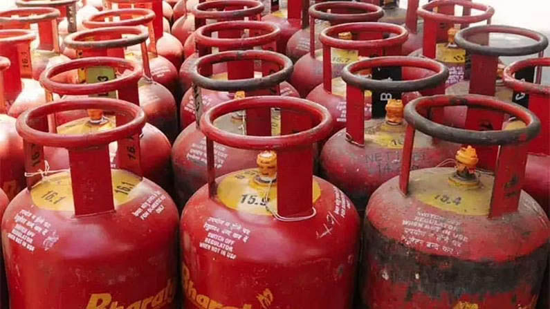 LPG Gas Cylinder Price: పేదల నడ్డి విరుస్తున్న గ్యాస్‌ సిలిండర్ ధరలు.. ఒక సంవత్సరంలో ఎంత పెరిగిందంటే..