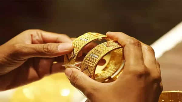 Gold Price Today: బంగారం ప్రియులకు గుడ్న్యూస్.. దిగి వస్తున్న పసిడి ధరలు.. ఏ నగరంలో ఎంత ధర ఉందంటే..!