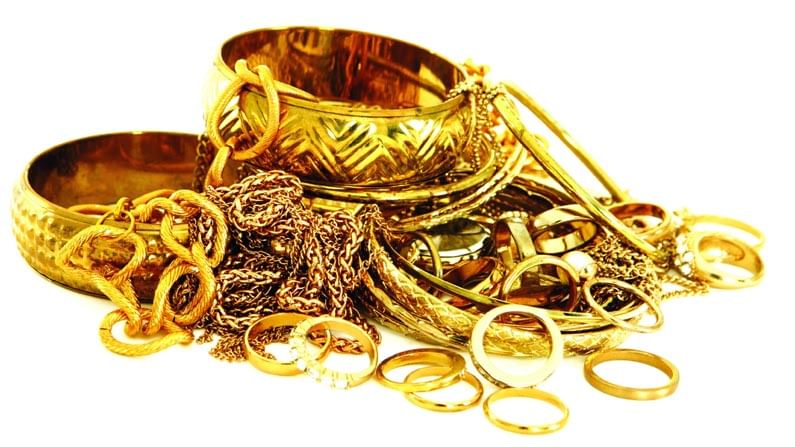 Gold Price Today: బంగారం ప్రియులకు గుడ్‌న్యూస్‌.. దిగి వచ్చిన గోల్డ్‌ రేటు.. తాజాగా ధరల వివరాలు