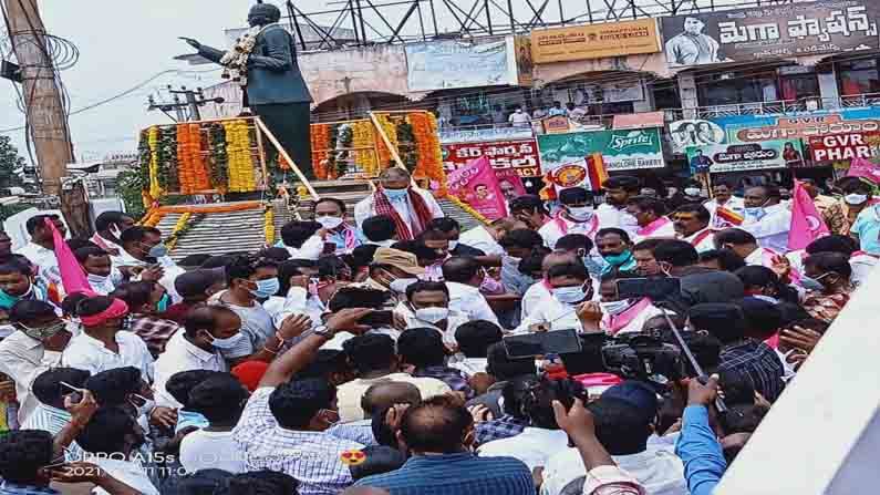 కరీంనగర్‌ జిల్లా హుజురాబాద్‌లో మంత్రి హరీష్ ‌రావుకు కేడర్‌ గ్రాండ్‌గా వెల్‌కమ్ పలికింది. కేసీ క్యాంప్ నుంచి.. జమ్మికుంట వరకు బైక్ ర్యాలీ నిర్వహించారు. 