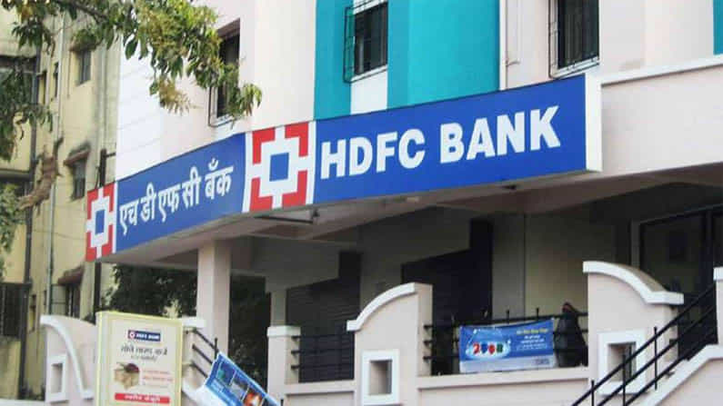 HDFC Bumper Offers: కస్టమర్లకు మరింత మేలు చేకూర్చేందుకు వివిధ రకాల ఆఫర్లను కల్పిస్తుంటాయి బ్యాంకులు. కొత్త కొత్త స్కీమ్లో, రుణాలపై ఆఫర్లను ప్రకటిస్తుంటాయి. ఇక తాజాగా పండగ సీజన్లో హెచ్డీఎఫ్సీ వినియోగదారులకు డిస్కౌంట్, ఇతర ఆఫర్లను కల్పిస్తోంది. ప్రభుత్వ రంగ సంస్థ అయిన స్టేట్ బ్యాంక్ ఆఫ్ ఇండియా కూడా తన కస్టమర్లకు పంగడ ఆఫర్లను ప్రకటించగా, ఇప్పుడు తాజాగా హెచ్డీఎఫ్సీ కూడా అందిస్తోంది.