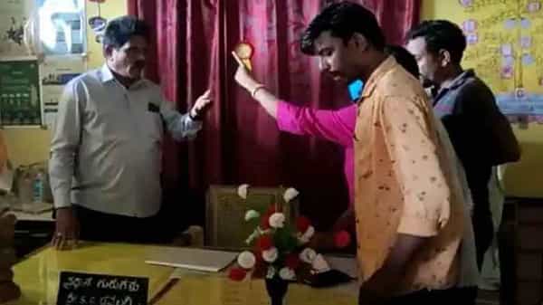 Crime: పాఠశాల హెడ్ మాస్టర్ పాడుబుద్ధి.. వ్యాక్సిన్ వేసేందుకు వచ్చిన నర్స్తో..