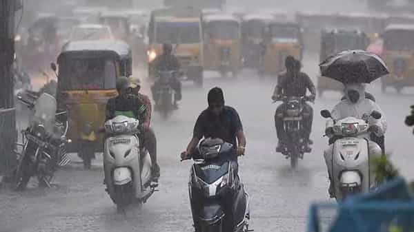 Hyderabad: హైదరాబాద్లో దంచి కొడుతున్న వర్షం.. పలు ప్రాంతాలు జలమయం