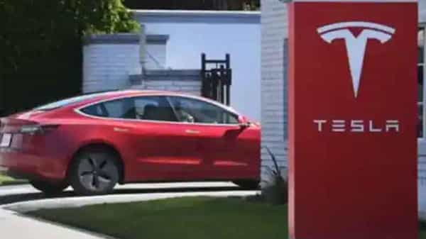 Import duty on EVs: ఎలక్ట్రిక్ కార్లపై దిగుమతి సుంకం తగ్గించే దిశలో ప్రభుత్వం.. టెస్లాకు రూటు క్లియర్ అయినట్టేనా?