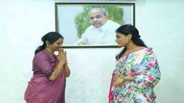 Indira Shoban: ఆరంభంలోనే పడుతున్న వికెట్లు.. షర్మిల శిబిరం నుంచి దూరం అవుతున్న నేతలు.. YSRTPకి ఇందిరాశోభన్ గుడ్బై