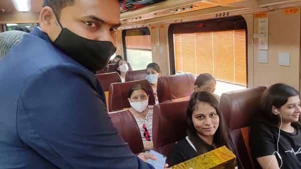IRCTC: ఈ రైలులో ప్రయాణిస్తున్న ప్రయాణీకులకు బహుమతుల బొనాంజా.. స్పెషల్ ఆఫర్ ప్రకటించిన ఐఆర్సీటీసీ..