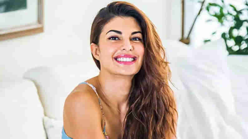 Jacqueline Fernandez: బాలీవుడ్ సెలబ్రెటీలకు బిగుస్తున్న మనీలాండరింగ్ కేసు.. స్టార్ హీరోయిన్‏కు చెమటలు పట్టించిన ఈడీ..