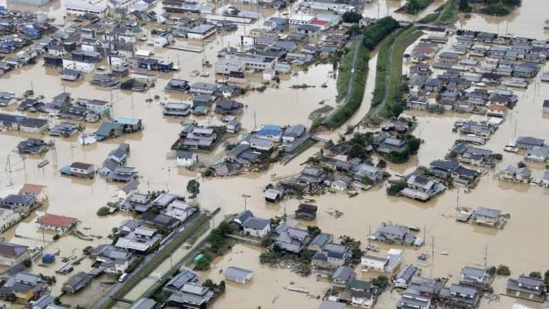 Japan Floods: ఎడతెరిపిలేని వానలతో నీటమునిగిన ప్రధాన నగరాలు.. ఎవరి ప్రాణలకు వారే భాధ్యులు.. అక్కడ సర్కార్ కీలక ప్రకటన