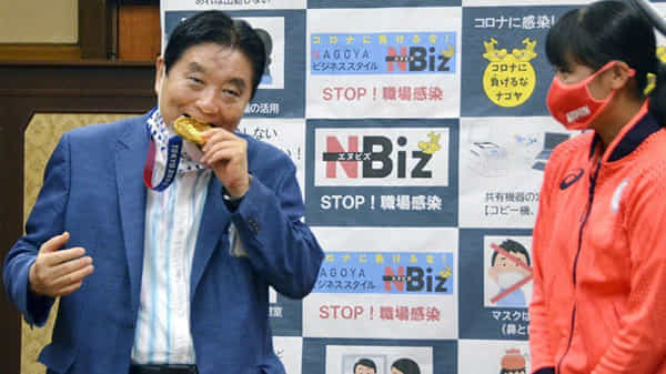 Japan Mayor Bite: అథ్లెట్ గోల్డ్ మెడల్ను కొరికిన మేయర్.. కొత్త పతకం ఇస్తామన్న ఒలింపిక్ నిర్వాహకులు. అసలేమైందంటే.