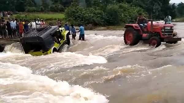 Andhra Pradesh: ఏం కాదులే అని ముందుకు వెళ్లాడు.. అందరి ప్రాణాలను రిస్క్లో పెట్టాడు.. అదృష్టం బాగుండి బయటపడ్డారు..