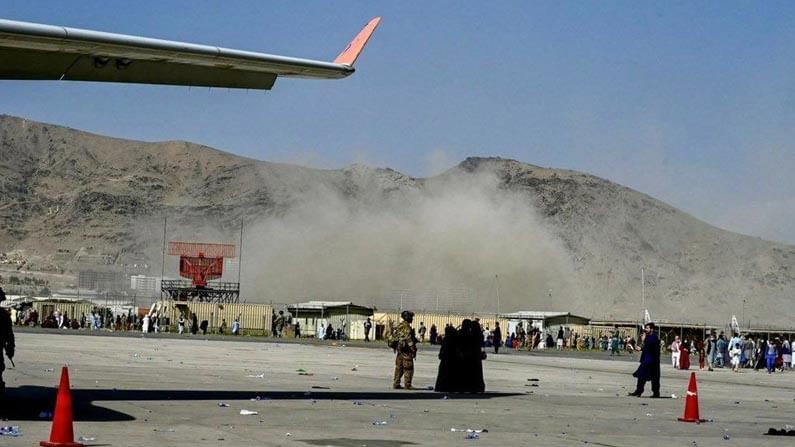 Afghan Crisis: కాబూల్ విమానాశ్రయం వద్ద భారీ పేలుళ్లు.. 72 మంది దుర్మరణం..
