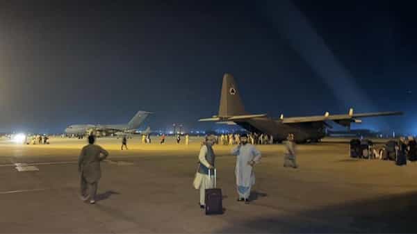Kabul: ప్రయాణికులతో కిక్కిరిసిన కాబుల్ విమానాశ్రయం.. రన్ వే పైనే ఎదురుచూపులు.. ఎందుకంటే?