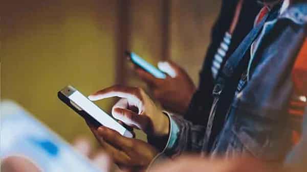 Online Game: ఆన్లైన్ క్లాస్ల కోసం పిల్లలకు స్మార్ట్ఫోన్ ఇస్తున్నారా.? మీ కొంప కొల్లేరు అవుతుంది జాగ్రత్తా.!