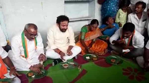 Jana Ashirwad Yatra: సూర్యాపేటకు చేరుకున్న జన ఆశీర్వాద యాత్ర.. పారిశుద్ధ్య కార్మికురాలు మారతమ్మ ఇంట్లో కేంద్ర మంత్రి కిషన్రెడ్డి అల్పాహారం..