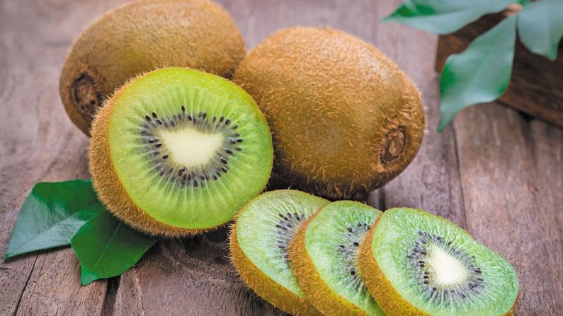 Side Effects of Kiwi: కివి పండ్లను వీరు అస్సలు తినకూడదు.. తింటే ఎలా పరిస్థితులు ఎదురవుతాయంటే..