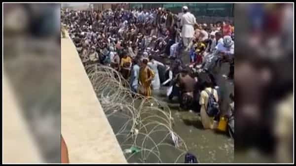 Afghan crisis: మోకాలి లోతు డ్రైనేజీ నీటిలో నిలబడి.. తమను రక్షించాలంటూ కాబూల్ విమానాశ్రయం వద్ద ఆఫ్ఘన్ల దీనాలాపనలు