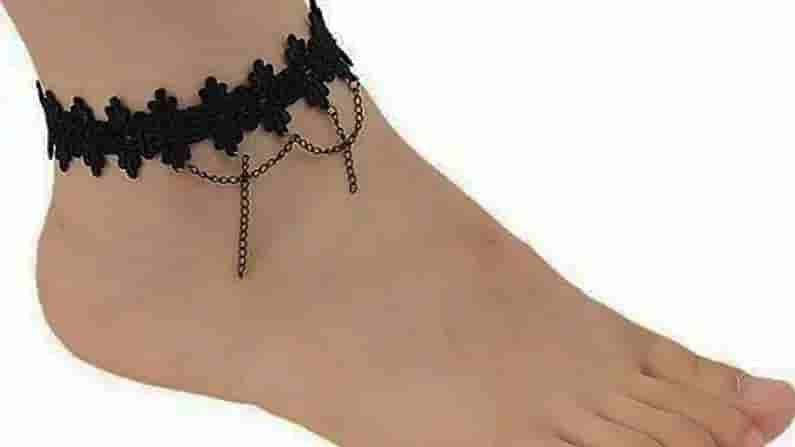 కాలుకి, మెడకి నల్లటి దారాలు ఎందుకు కట్టుకుంటారో మీకు తెలుసా..! దీని వెనుక ఉన్న రహస్యం ఏంటి..?