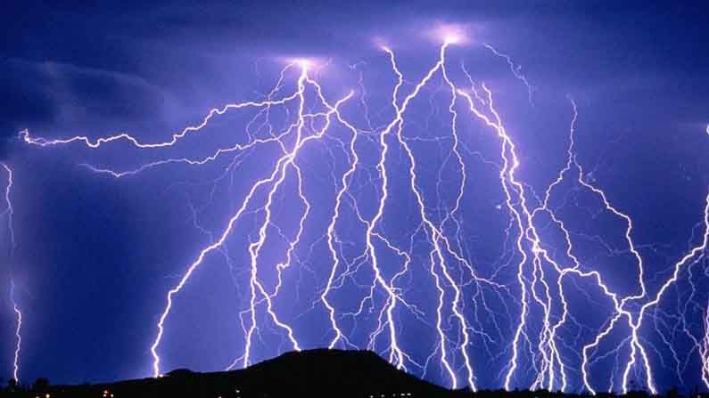 Lightening: పిడుగులు పడుతున్నప్పుడు ఇలా చేయడం ద్వారా మిమ్మల్ని మీరు రక్షించుకోవచ్చు.