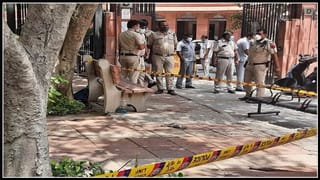 క్యాన్సర్ విద్యార్థిని ఎగతాళి చేసిన కూతురికి తండ్రి రెండు అప్షన్స్.. సెల్ వదులుకో.. లేదా గుండు చేసుకో..కూతురు ఏ శిక్ష ఎంచుకుందంటే