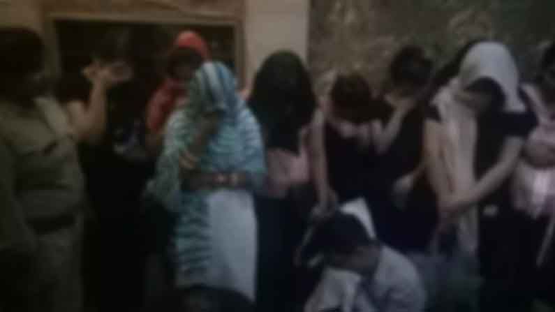 Hyderabad: మసాజ్ సెంటర్‌పై పోలీసుల దాడి.. ఆరుగురు యువతులు సహా 8 మంది అరెస్ట్