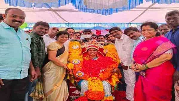 MLA Roja: ఎమ్మెల్యే రోజాకు రోజాలతో పూలాభిషేకం.. సోషల్ మీడియాలో వీడియో వైరల్