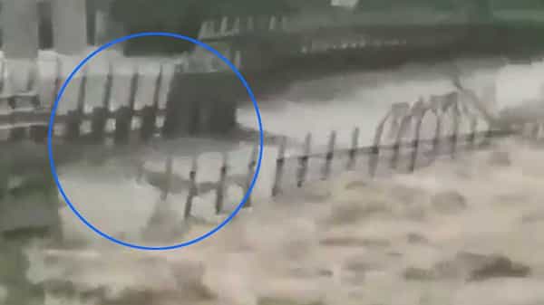 Bridge Crash: మధ్యప్రదేశ్లో వర్ష బీభత్సం.. చూస్తుండగానే కొట్టుకుపోయిన భారీ వంతెన.. షాకింగ్ వీడియో మీకోసం..