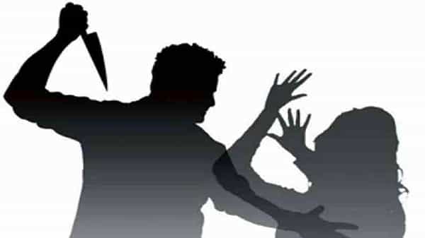 Kamareddy District: కామారెడ్డి జిల్లాలో దారుణం.. మహిళ గొంతుకోసి పారిపోయిన అగంతకుడు.. పరిస్థితి విషమం..!