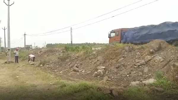 కృష్ణా జిల్లాలో విద్యుత్ పోల్ వేసేందుకు గొయ్యి తవ్వుతుండగా.. గుండె ఆగినంత పనైంది.!