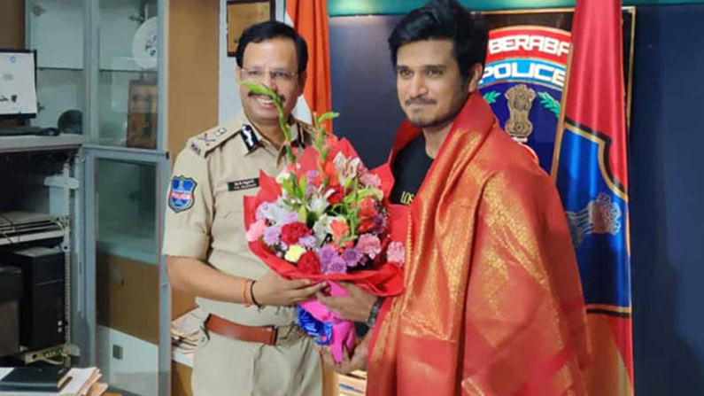 Nikhil Siddharth: యంగ్ హీరో నిఖిల్‌‌‌ను సన్మానించిన సైబరాబాద్ పోలీస్ కమీషనర్ సజ్జనార్.. ఎందుకంటే