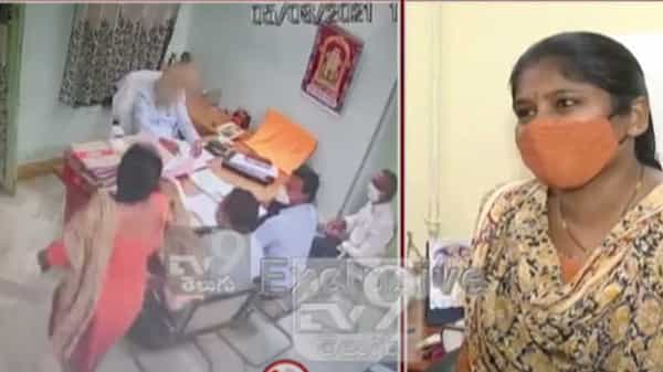 Officers Fight: విశాఖ దేవాదాయశాఖ అధికారుల మధ్య కొట్లాట, ఆఫీస్లో డిప్యూటీ కమిషనర్పై ఇసుక, మట్టి విసిరిన అసిస్టెంట్ కమిషనర్ శాంతి