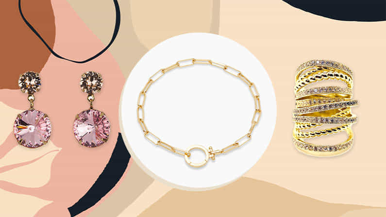 Online Jewellery: ప్రస్తుతం నగలు ఆన్లైన్లో కొనుగోలు చేసేవారు చాలా మంది ఉన్నారు. ప్రముఖ నగల వ్యాపారులందరూ కూడా ఆన్లైన్లో బంగారు నగలను అమ్ముతున్నారు. అయితే ఆన్లైన్లో నగల ఫోటోలు చూడగానే వెంటనే కొనేయాలనిపిస్తుంది. ఈ నగల ఫోటోలు కస్టమర్లను మరింతగా ఆకట్టుకునేలా ఉంటాయి. ఆఫర్లు, డిస్కౌంట్లు ప్రకటిస్తూ నగలను అమ్ముతుంటారు. అయితే మీకు బంగారు నగలు, క్వాలిటీ, హాల్మార్క్ లాంటివాటిపై పూర్తిగా అవగాహన ఉండాల్సి ఉంటుంది. అలాంటప్పుడే మీరు ఏమాత్రం ఆలోచించకుండా ఆన్లైన్లో నగలు కొనుగోలు చేయవచ్చు.