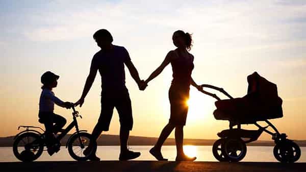Parenting: పిల్లల ముందు ఈ పనులు అస్సలు చేయకండి.. వారిలో తప్పుడు ఆలోచనలు రానీయకండి!