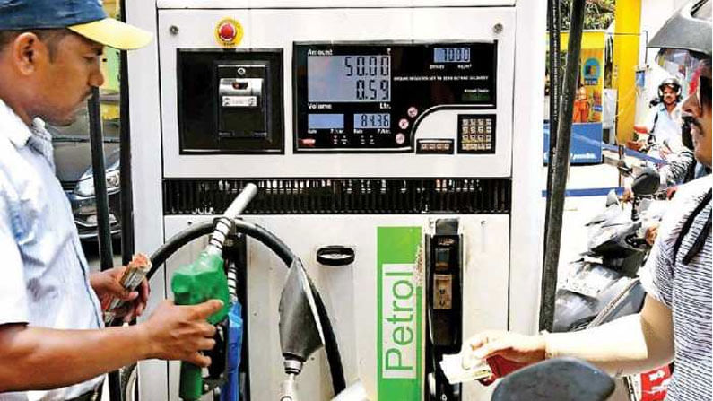 Petrol Diesel Price: వాహనదారులకు గుడ్‌న్యూస్.. దిగివచ్చిన పెట్రోల్ ధరలు.. తెలుగు రాష్ట్రాల్లో ఎంత తగ్గిందంటే..