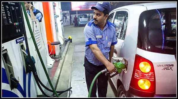 Petrol And Diesel Price: పెట్రోల్, డీజిల్ ధరలకు బ్రేకులు.. దేశీయంగా ప్రధాన నగరాల్లో ధరలు ఇలా..
