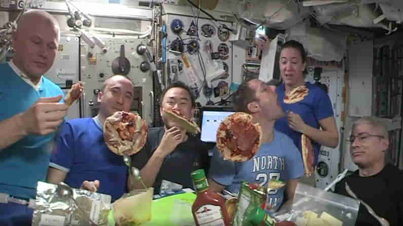 Pizza In Space: వ్యోమగాములు పిజ్జా తినడానికి ఎంతలా కష్టపడతారో తెలుసా.? ఓ సారి వీడియో చూడండి.