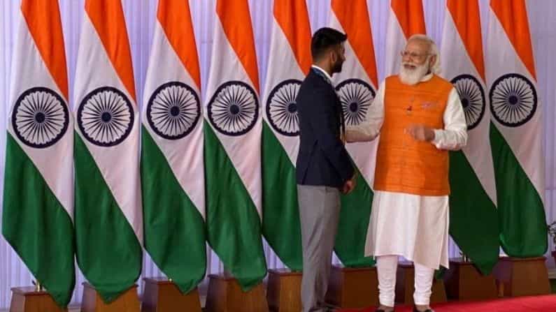భారత హాకీ టీం కెప్టెన్ మన్‌ప్రీత్ సింగ్‌తో మాట్లాడుతున్న ప్రధాని మోడీ