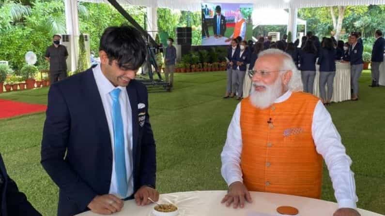 నరేంద్ర మోడీతో కలిసి సరదాగా మాట్లాడుతున్న ఒలింపిక్ గోల్డ్ విన్నర్ నీరజ్ చోప్రా