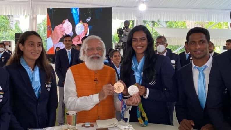 మహిళల సింగిల్స్‌ బ్యాడ్మింటన్‌లో భాగంగా కాంస్య పతకం కోసం జరిగిన పోరులో పీవీ సింధు విజయం సాధించింది. సింధు 21-13, 21-15 తేడాతో చైనా క్రీడాకారిణి బింగ్‌ జియావోపై గెలుపొందింది. ఇక, టోక్యో ఒలింపిక్స్‌లో పతకం సాధించిన తరువాత పీవీ సింధుతో కలిసి ఐస్‌క్రీమ్ తింటానని ప్రధాని మోదీ హామీ ఇచ్చిన సంగతి తెలిసిందే. సింధు విజయం సాధించింది. దీంతో ప్రధాని మోదీతో కలిసి ఐస్ క్రీమ్ తినే అవకాశం కూడా దక్కింది. ఈమేరకు మోడీ ‘హార్డ్ వర్క్ చేయ్.. నీ మీద నమ్మకం ఉంది. ఈ సారి కూడా విజయం సాధిస్తావ్. నీ విజయం తర్వాత మీ అందరినీ కలుస్తా. ఐస్‍‌క్రీమ్ తిందాం’ అని మోదీ హామీ ఇచ్చారు. కాగా, ఒలింపిక్ విజేతలందరికి మోడీ ఈ రోజు తేనీటి విందు ఇచ్చారు. 