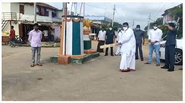 Pocharam Srinivas Reddy: సిక్స్ కొట్టిన అసెంబ్లీ స్పీకర్.. చిచ్చర పిడుగులతో బ్యాటింగ్.. పిల్లలతో కలిసి క్రికెట్ ఆడిన పోచారం..