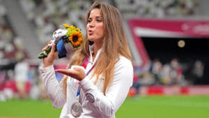 Olympics 2021: అథ్లెట్‌ గొప్ప మనసు.. చిన్నారి చికిత్సకు ఒలింపిక్‌ మెడల్‌ వేలం..!