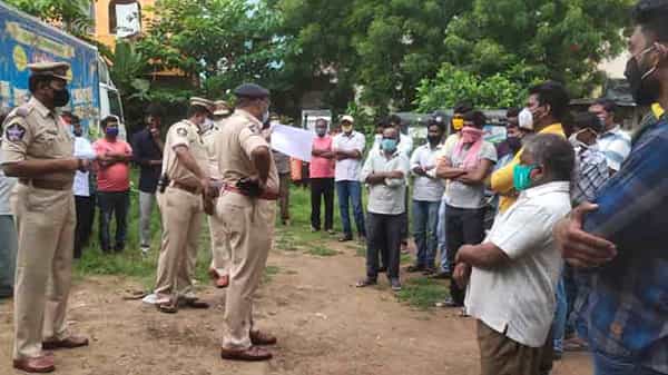 Krishna District: పద్దతి మార్చుకోకపోతే తాట తీస్తాం.. రౌడీ షీటర్లకు పోలీసుల స్ట్రాంగ్ వార్నింగ్..!