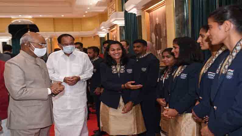 మహిళా క్రీడాకారులపై రాష్ట్రపతి రామ్‌నాథ్‌ కోవింద్‌ అభినందనలు కురిపించారు. ‘ఈ విపత్కర పరిస్థితుల్లోనూ భారతావని సంబురాలు చేసుకునేలా చేశారు. ఎన్నో ఒడిదొడకులను ఎదుర్కొంటూ ప్రపంచస్థాయి ప్రదర్శన చేశారు. కొన్నిసార్లు గెలుస్తాం. మరికొన్నిసార్లు ఓడిపోతాం. కానీ ప్రతిసారీ కొత్త విషయాలను నేర్చుకొంటాం’ అని వ్యాఖ్యానించారు. 