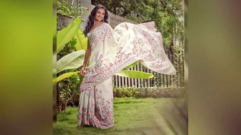 పివి సింధు తన డ్రెస్సింగ్ సెన్స్‌తో అందరిని ఆకట్టుకుంది. ఆమె ఇటీవల కొన్ని దుస్తులలో దిగిన ఫొటోలు సోషల్‌ మీడియాలో వైరల్‌గా మారాయి. 