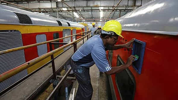 Indian Railways Recruitment: ఇంటర్ విద్యార్హతతో ఇండియన్ రైల్వేలో అప్రెంటిస్ పోస్టులు.. 1600కి పైగా ఖాళీలు.