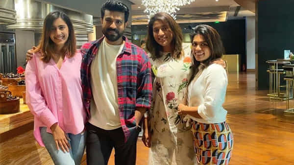 Ram Charan: సిస్టర్స్తో కలసి చరణ్ లంచ్ బ్రేక్.. నెట్టింట్లో వైరలవుతున్న ఫోటోస్..