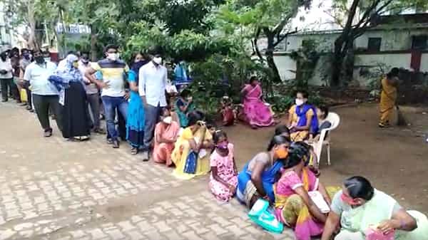 AP Ration Card: ఈకేవైసీ కోసం రేషన్ కార్డుదారుల తిప్పలు.. ఆధార్ కేంద్రాల వద్ద బారులు తీరిన జనాలు..