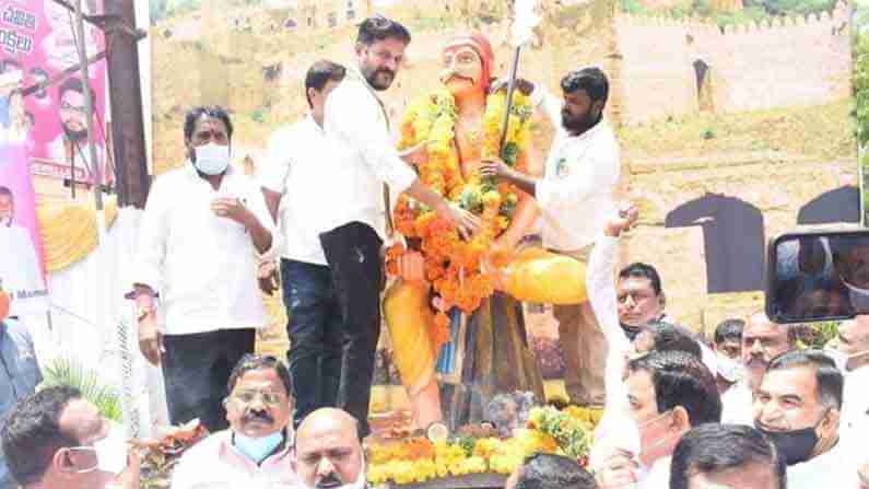 చదువుకుంటే ప్రశ్నిస్తారని ఆ వర్గాలను చదువులకు దూరం చేస్తున్నారు, కాంగ్రెస్ ఏనాడూ ఓట్లకోసం పథకాలు తేలేదు