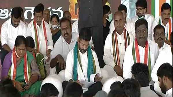 Revanth Reddy: తెలంగాణలో సోనియమ్మ రాజ్యం తేస్తామన్న రేవంత్.. కాంగ్రెస్ దళిత, గిరిజన దీక్షలో కనిపించని సీనియర్లు
