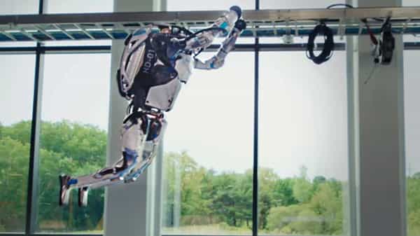 Dancing Robots: మనిషిలాగే రోబోల ఫీట్లు.. గోడలు దూకుతూ, డ్యాన్స్ చేస్తూ.. వీడియో చూస్తే షాక్ అవుతారు..